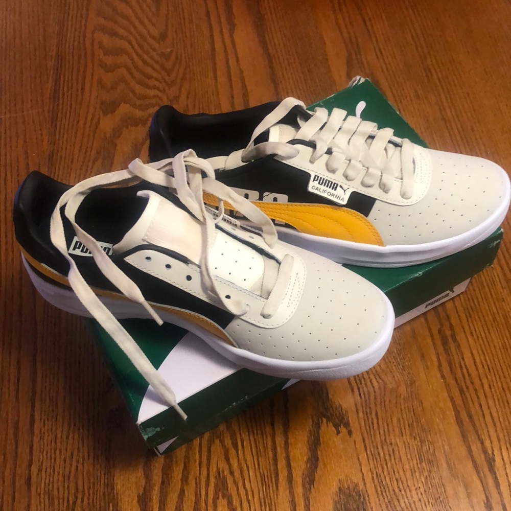 Puma California TOL Logo Wn’s. Size: 9 1/2. Color: whisper white-gold fusion